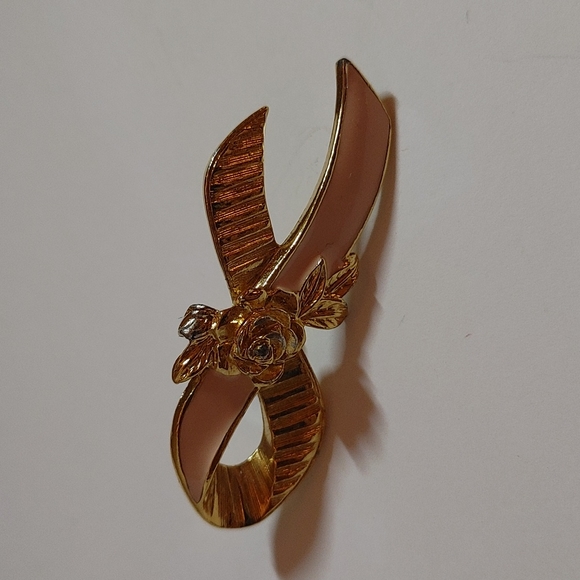 Pink bow pin - Picture 2 of 5